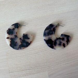 Tortoise Shell Colored Elegant Circular Earrings